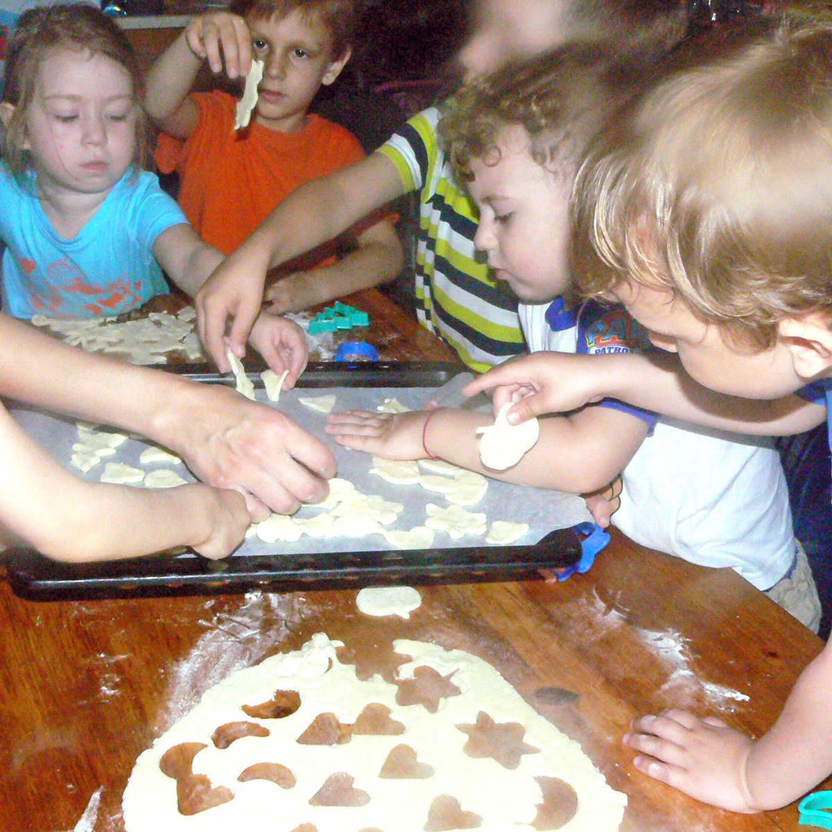 Copii pregătesc biscuiți: formează aluatul pe tavă