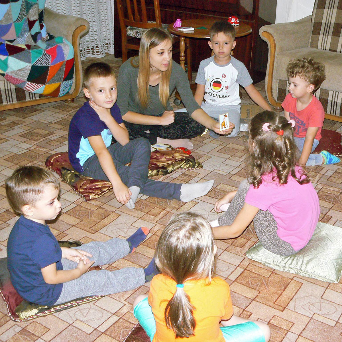 Şedinţă educativă: copii stau în cerc și discută cu educatoarea