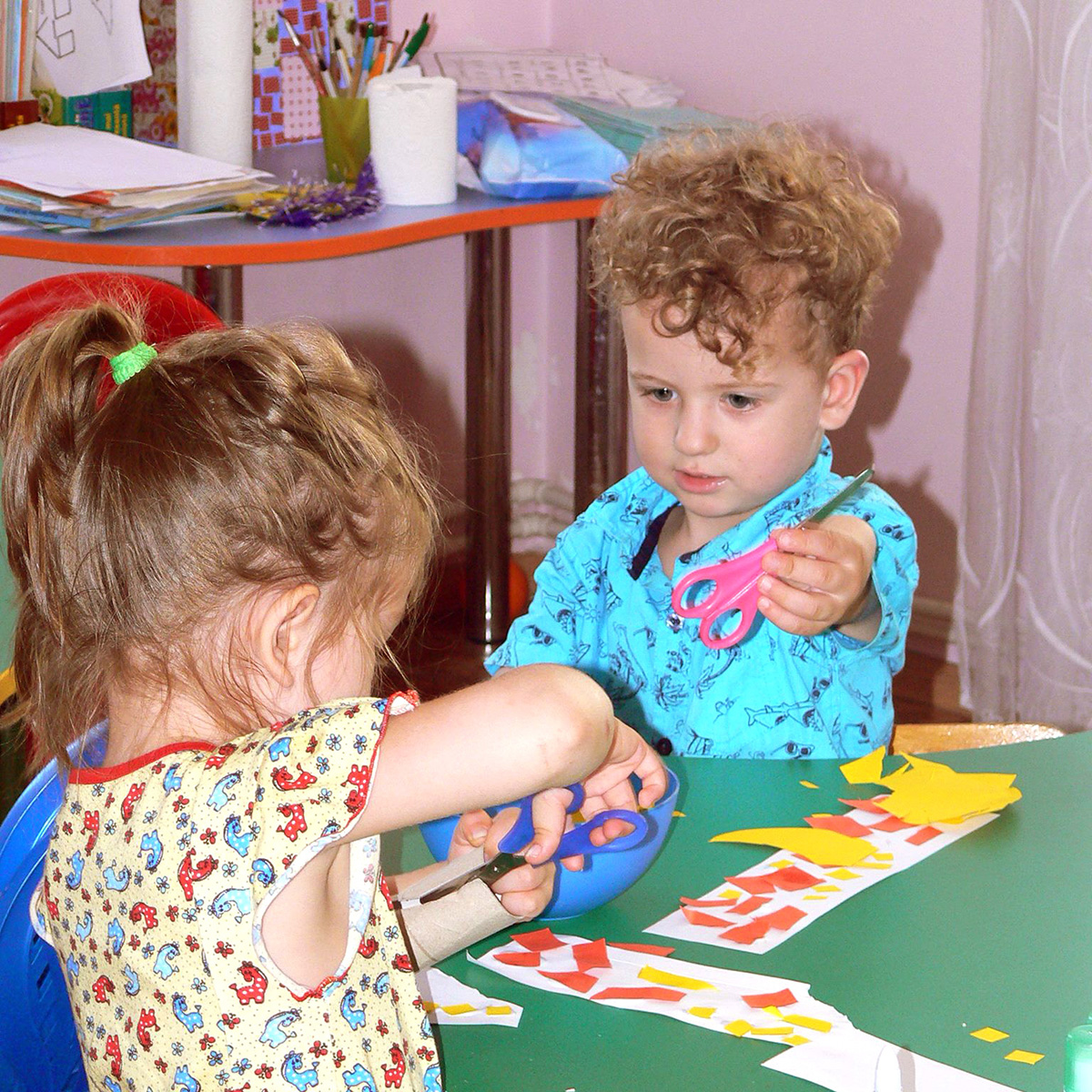 Exerciții de motricitate fină – decupaj și colaje cu foarfeca