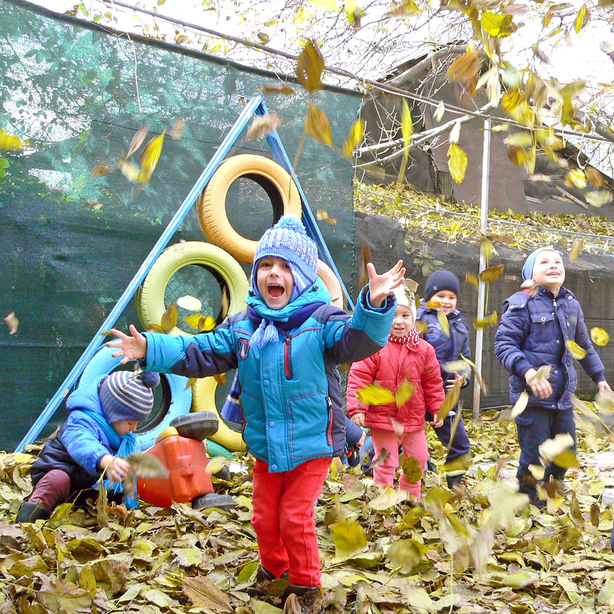 Bucurie de toamnă – copii aruncă frunze în aer